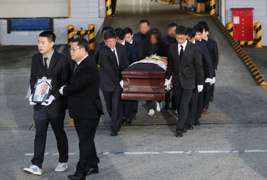 히말라야 다울라기리 산군(山群) 구르자히말 남벽 직등 신루트 개척에 나섰다가 참변을 당한 '2018 코리안웨이 구르자히말 원정대'의 정준모 한국산악회 이사 시신이 17일 오전 인천공항 화물터미널에서 운구차로 옮겨지고 있다.  연합뉴스